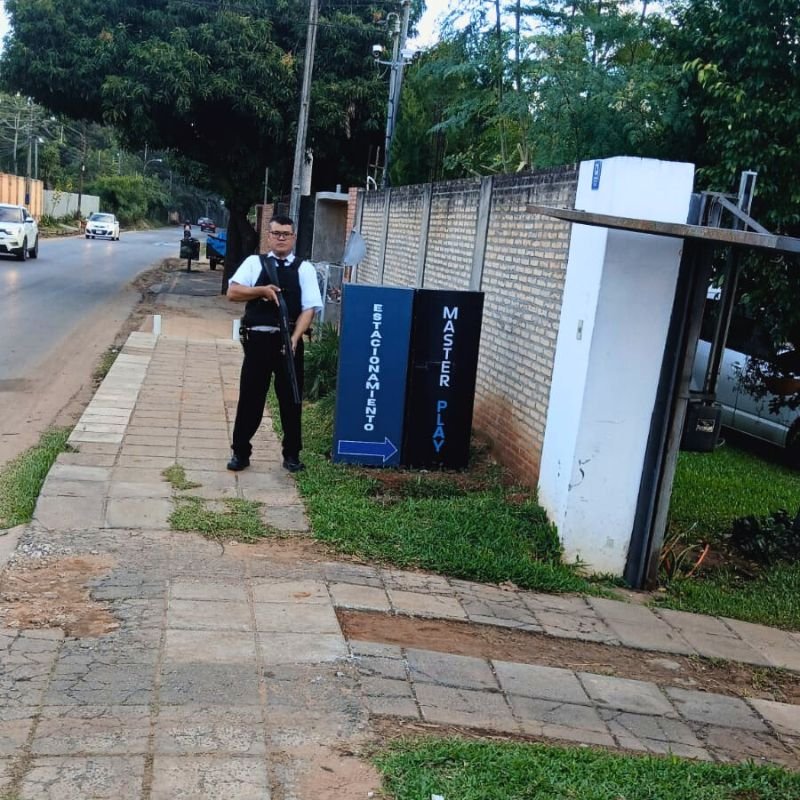 Guardia de seguridad vigilando la entrada de un local comercial o edificio residencial