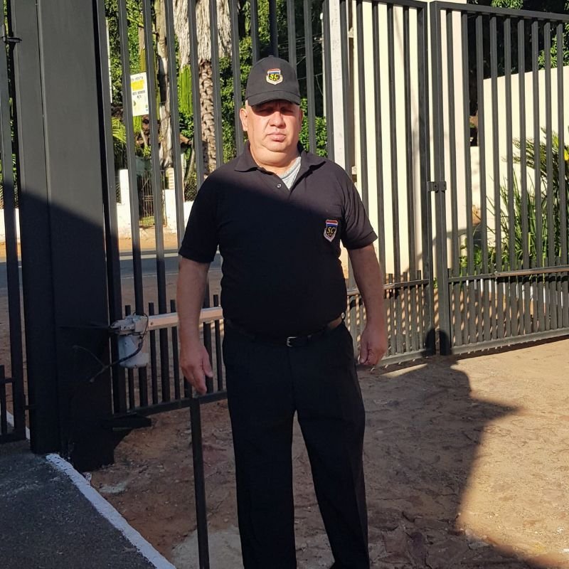 Personal de seguridad custodiando la entrada de un banco o institución financiera