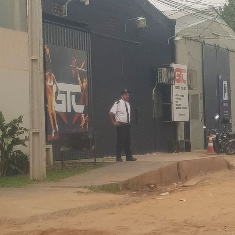 Conserje uniformado atendiendo en la recepción de un edificio o complejo residencial